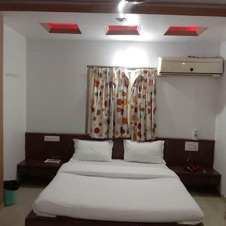 Hotel Rajdhani Halol Exterior foto