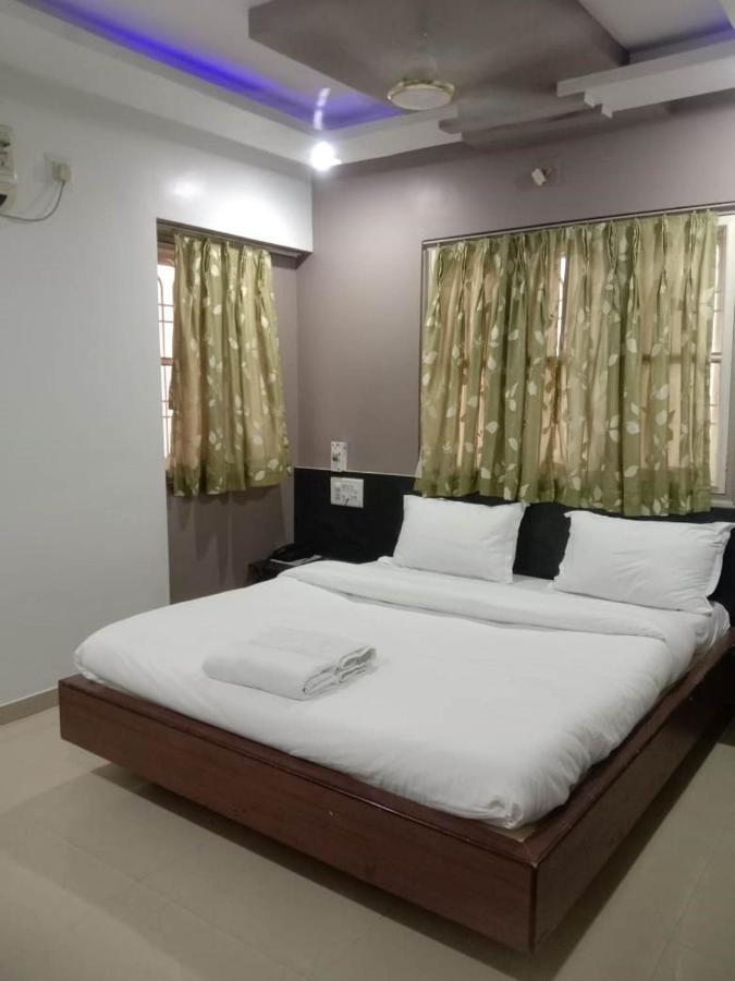 Hotel Rajdhani Halol Exterior foto
